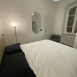 Front Apartments, شقة