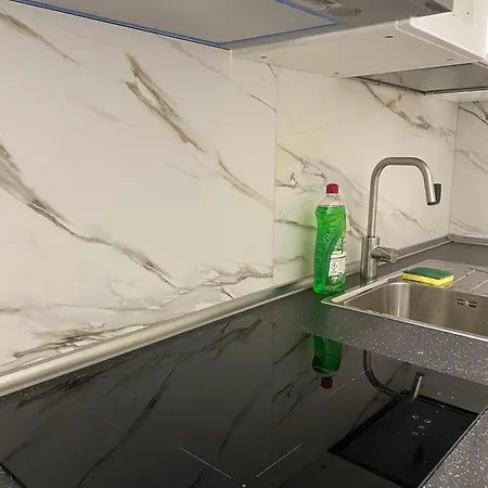 아파트 Front Apartments,