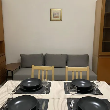 Front Apartments, Apartment